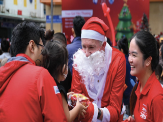 Prudential Việt Nam lan tỏa yêu thương mùa Giáng Sinh đến bệnh nhi qua chuỗi hoạt động cộng đồng